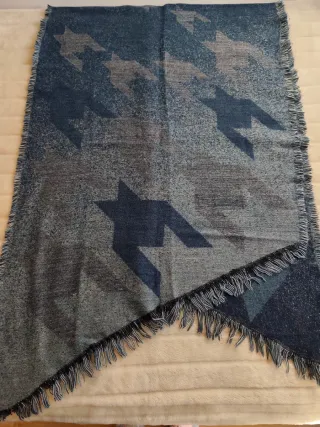 Bufanda larga asimétrica azul y gris