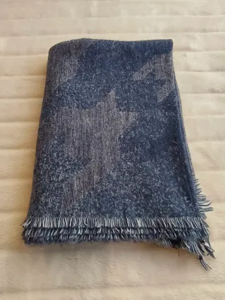 Bufanda larga asimétrica azul y gris