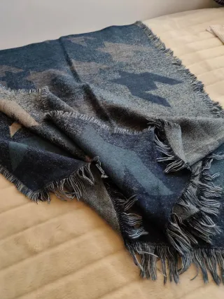 Bufanda larga asimétrica azul y gris