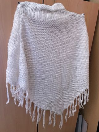 Poncho tejido blanco con cuello alto