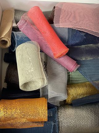 Crin para tocados y ropa, en colores y blanco