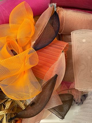 Crin para tocados y ropa, en colores y blanco