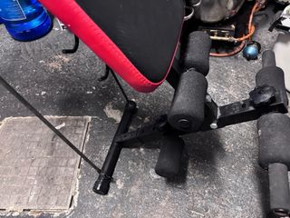 Banco de pesas con acolchado rojo