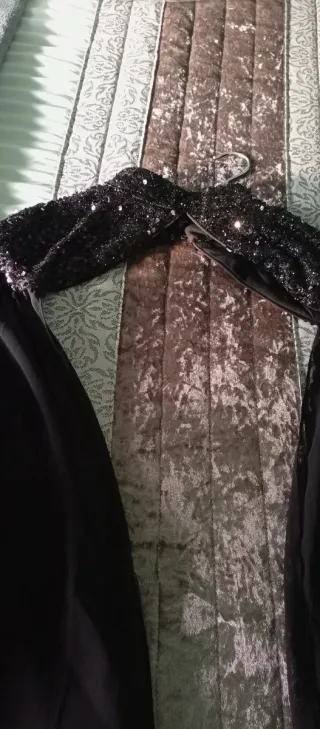 Vestido de fiesta negro con lentejuelas