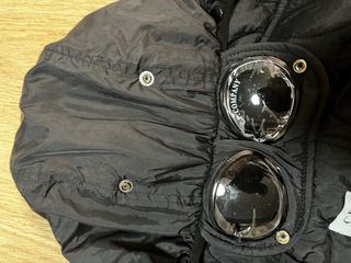 Chaqueta CP Company Negra con Gafas