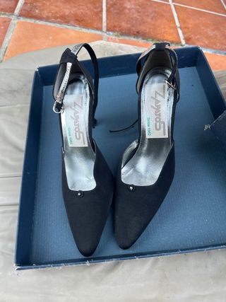 Tacones Zapatos Negros con Tira Plata