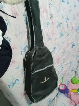 Guitarra española blanca con funda