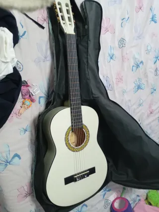 Guitarra española blanca con funda