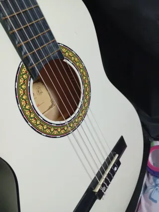 Guitarra española blanca con funda
