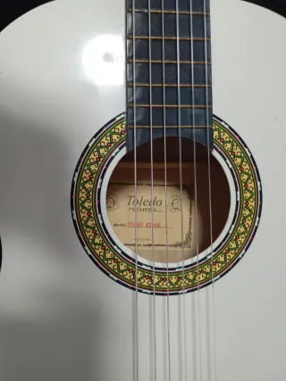 Guitarra española blanca con funda