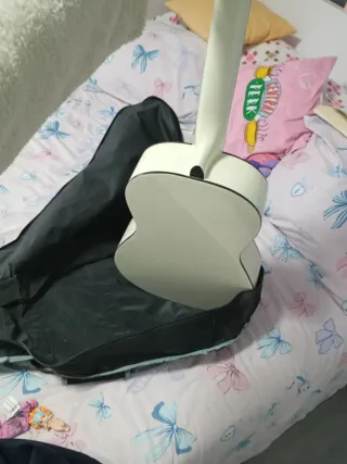 Guitarra española blanca con funda