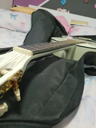 Guitarra española blanca con funda