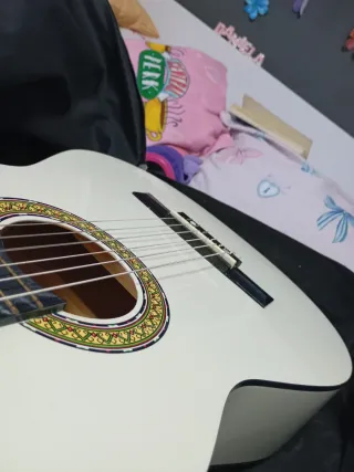 Guitarra española blanca con funda