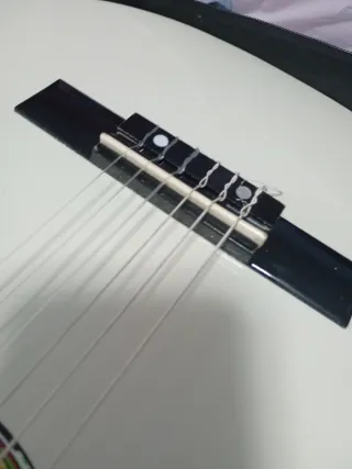 Guitarra española blanca con funda