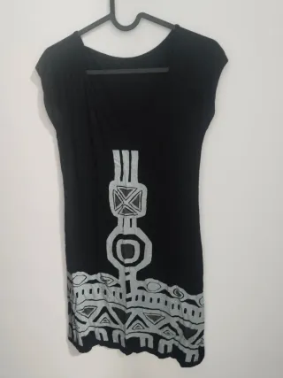 Vestido negro con estampado étnico