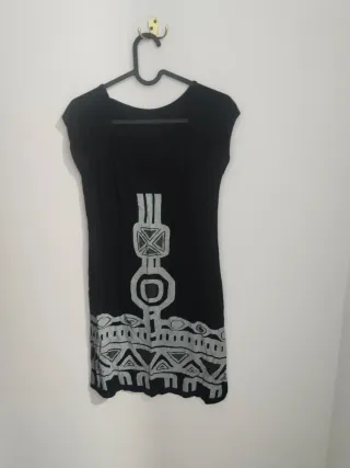 Vestido negro con estampado étnico