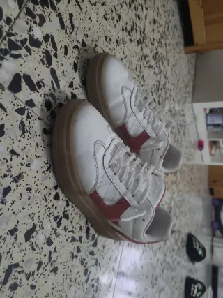 Zapatillas deportivas blancas y rojas