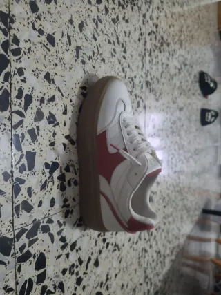 Zapatillas deportivas blancas y rojas