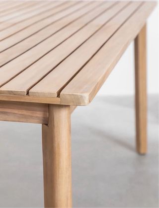 Tavolo da giardino in legno chiaro