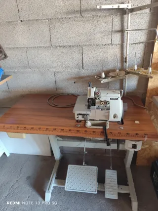Máquina de coser industrial Brother Overlock