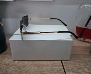 Occhiali da sole senza montatura oro e neri