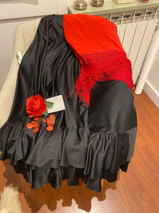 Falda flamenca negra con volantes
