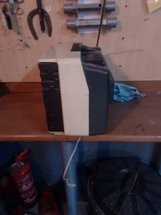 Televisor antiguo beige y gris