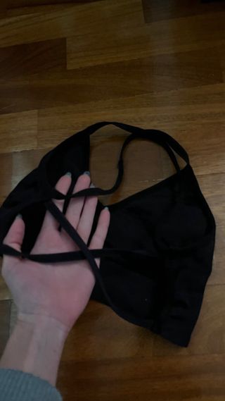 Top deportivo espalda cruzada negro