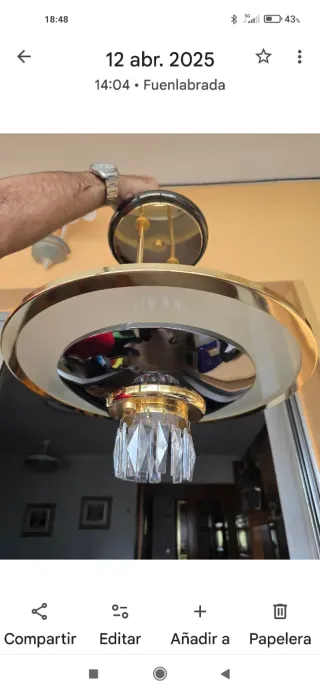 Lámpara colgante dorada y cristal