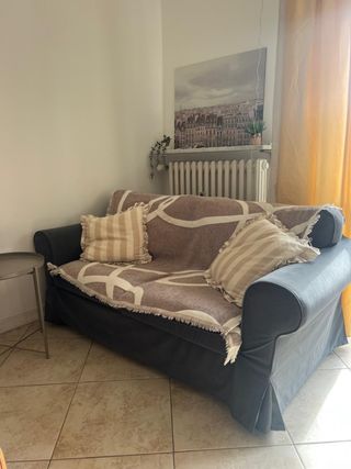 Divano in tessuto grigio/blu usato 2 anni.