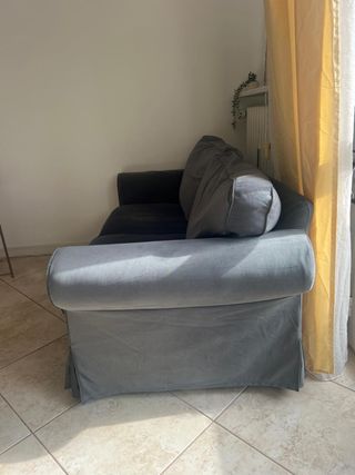 Divano in tessuto grigio/blu usato 2 anni.