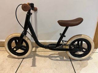 Bicicleta sin pedales negra y marrón