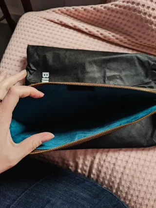 Bolso de mano BIMBA Y LOLA negro y dorado