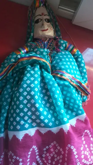 Coppia di bambole tradizionali indiane con abiti colorati