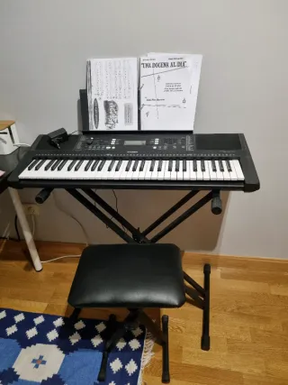 Teclado Yamaha con patas y asiento