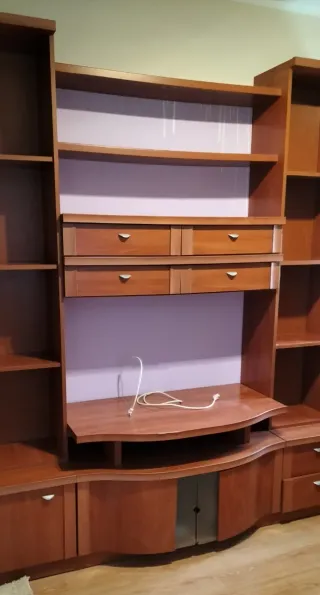 Librería modular color cerezo.