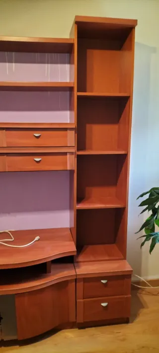 Librería modular color cerezo.