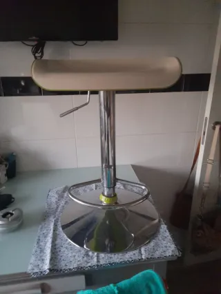 Banqueta alta beige y plateada