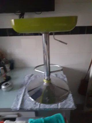 Banqueta alta beige y plateada