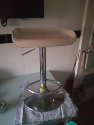 Banqueta alta beige y plateada