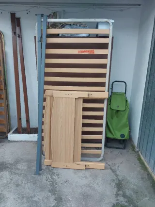 Cama de madera y metal