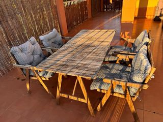 Mesa de madera con 4 sillones de jardín