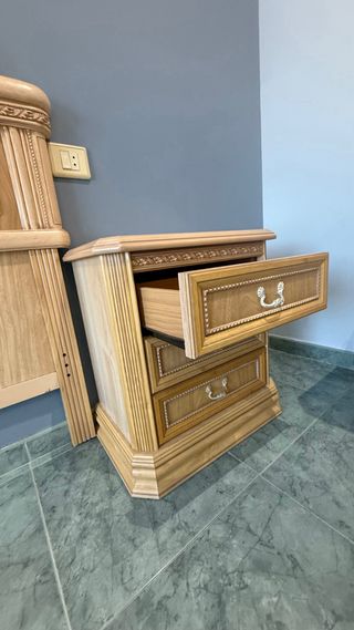 Cabecero y 2 mesitas de noche de madera