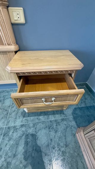 Cabecero y 2 mesitas de noche de madera