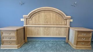 Cabecero y 2 mesitas de noche de madera