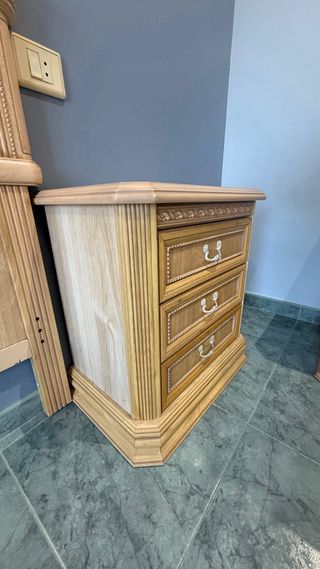 Cabecero y 2 mesitas de noche de madera