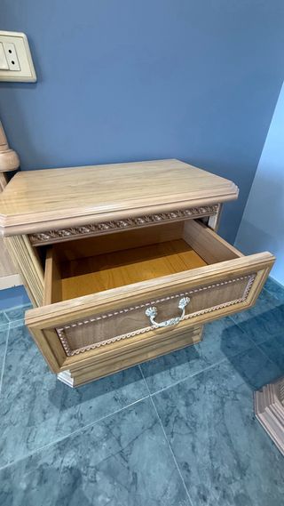 Cabecero y 2 mesitas de noche de madera