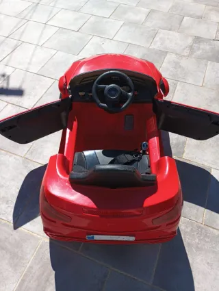 Coche eléctrico infantil rojo