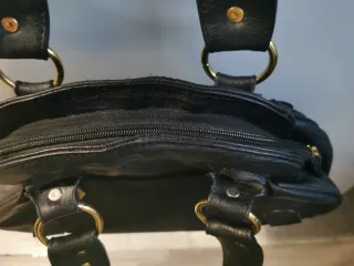 Bolso de mano y hombro moderno con anilla dorada