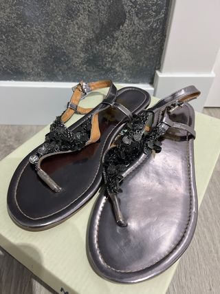 Sandalias planas plateadas con adornos